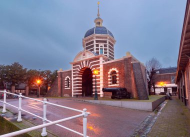 Şafak vakti eski Zailport kentinin kapılarının manzarası. Leiden. Hollanda.