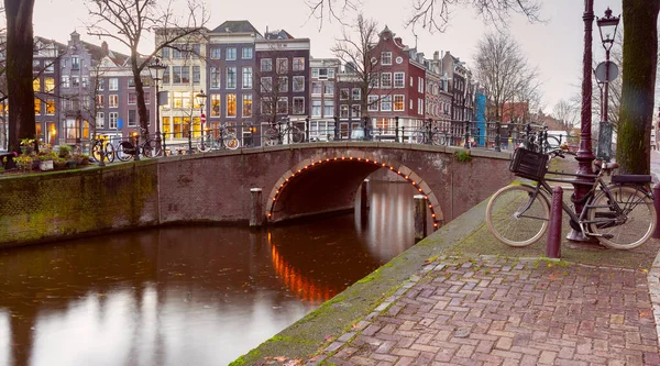 Festői Kilátás Nyílik Város Töltése Homlokzatai Középkori Tündérházak Naplementekor Amszterdam — Stock Fotó