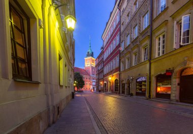 Şafak vakti kale meydanının manzarası. Varşova. Polonya.