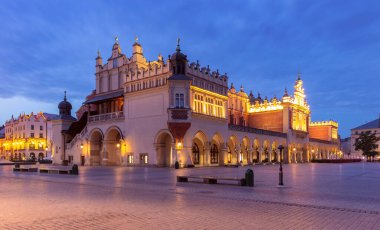 Pazar meydanında eski bir ortaçağ kumaş yığını. Krakow. Polonya.