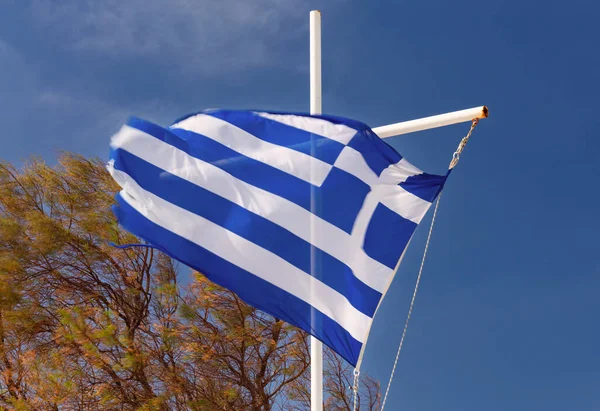 Греческий Национальный Флаг Летящий Против Голубого Неба Солнечный День — стоковое фото