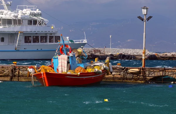 Coloridos Barcos Pesqueros Madera Puerto Del Pueblo Una Mañana Soleada — Foto de Stock