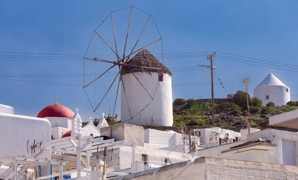 村庄上方山上的白色风车 Mykonos Hora — 图库照片