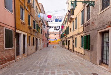 Venedik 'in tarihi bölgesinde çamaşır ipinde kurumuş eski dar bir cadde..