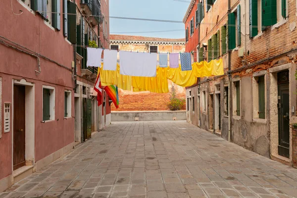 Una Antigua Calle Estrecha Con Ropa Seca Tendedero Parte Histórica — Foto de Stock