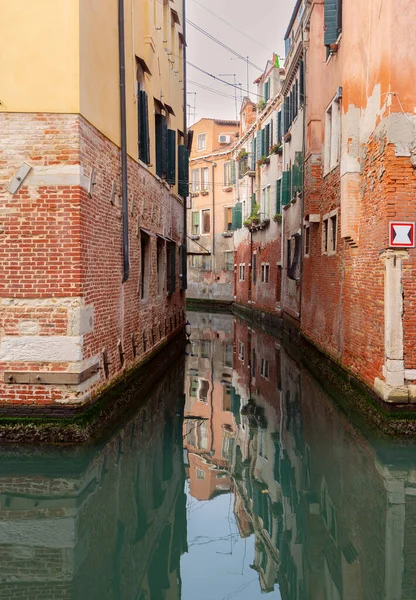 Фасады Старинных Средневековых Домов Над Каналом Солнечный День Венеция Италия — стоковое фото