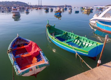 Limandaki geleneksel renklerde renkli Luzzu balıkçı tekneleri. Marsaxlokk. Malta.