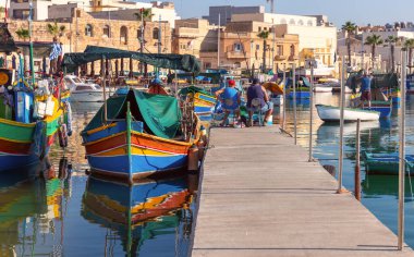 Limandaki geleneksel renklerde renkli Luzzu balıkçı tekneleri. Marsaxlokk. Malta.