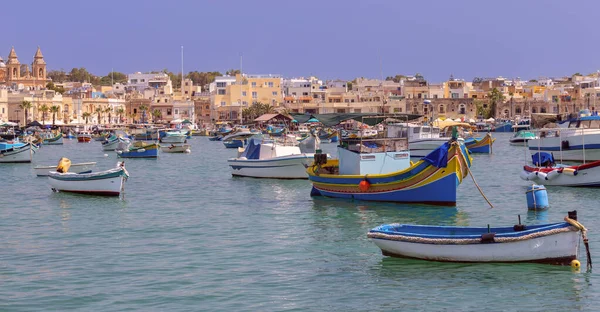 Limandaki Geleneksel Renklerde Renkli Luzzu Balıkçı Tekneleri Marsaxlokk Malta — Stok fotoğraf