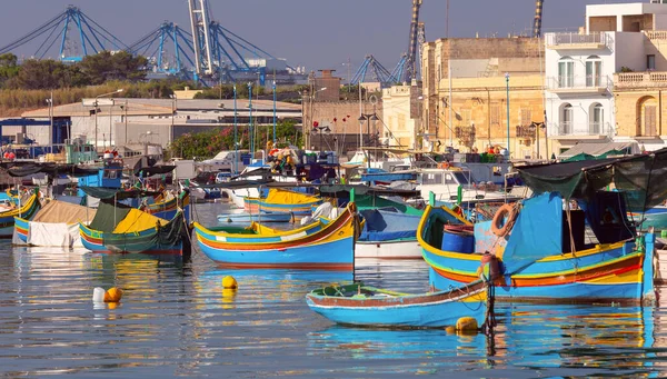Coloridos Barcos Pesca Luzzu Coloración Tradicional Puerto Marsaxlokk Malta —  Fotos de Stock