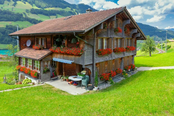 Uitzicht Een Traditioneel Bergachtig Zwitsers Dorp Zwitserland — Stockfoto