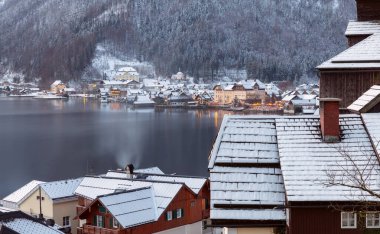 Eski şehrin resimli manzarası, dağların arka planına ve gün batımında bir göle karşı. Hallstatt. Avusturya.