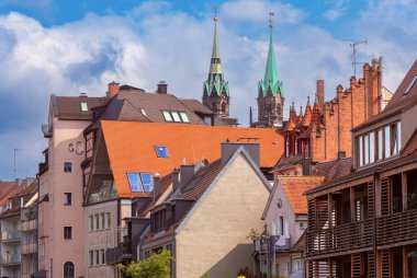Güneşli bir günde şehrin tarihi kısmında eski ortaçağ binaları. Nuremberg. Bavyera 'da. Almanya