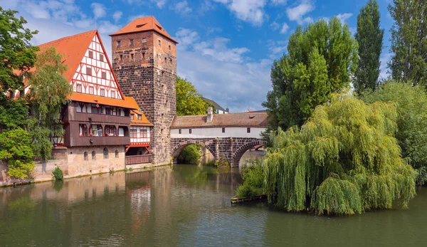 晴れた日に街の歴史的な部分で古い中世の建物 ニュルンベルクだ バイエルン州 ドイツ — ストック写真