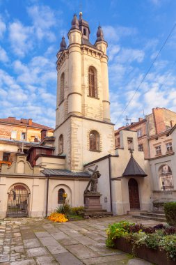 Güneşli bir günde Kutsal Bakire Meryem 'in Varsayımının Ermeni Katedrali. Lviv. Ukrayna.
