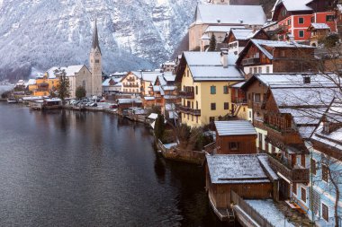 Eski şehrin resimli manzarası, dağların arka planına ve gün batımında bir göle karşı. Hallstatt. Avusturya.