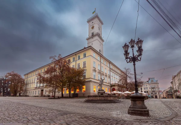 夜明けに旧市街の中世の町役場広場 リヴだ ウクライナ — ストック写真