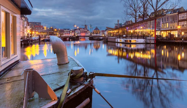 Şehir Seti Manzarası Günbatımında Eski Evlerin Cepheleri Leiden Hollanda — Stok fotoğraf
