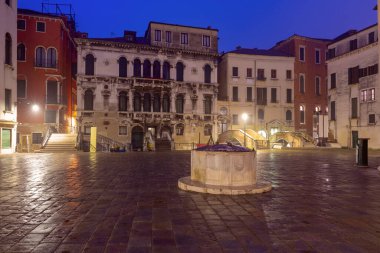 Gündoğumunda kanal boyunca eski geleneksel ortaçağ evlerinin cepheleri. Venedik. İtalya.