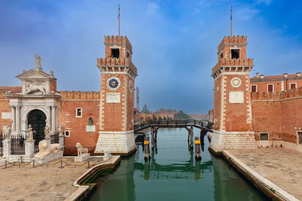 在阳光明媚的日子里 古老的中世纪兵工厂塔和横跨运河的桥梁 威尼斯 意大利 — 图库照片