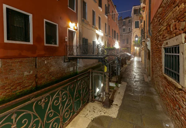 운하를 가옥들 모습을 드러낸다 베니스 이탈리아 — 스톡 사진