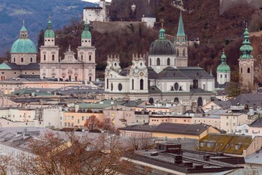 Eski şehrin manzarası, şafak vakti dağların arka planına karşı. Salzburg 'da. Avusturya.