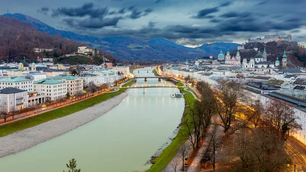 Живописный Вид Старого Города Фоне Гор Рассвете Зальцбург Австрия — стоковое фото