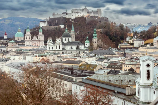 Vista Panorámica Ciudad Vieja Sobre Fondo Las Montañas Amanecer Salzburgo — Foto de Stock