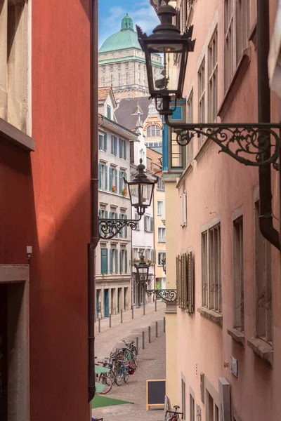 Vue Sur Vieille Rue Médiévale Étroite Avec Des Lanternes Zurich — Photo