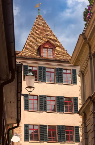 Вид Старую Узкую Средневековую Городскую Улицу Фонарями Цюрих Швейцария — стоковое фото