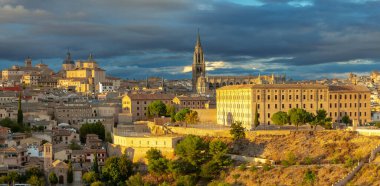 Günbatımında ortaçağ İspanyol şehri Toledo 'nun yüksekliğinden bir görüntü. İspanya. Kastilya La Mancha.