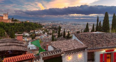 Günbatımında antik Alhambra sarayındaki tahkimatlar. Granada. Alhambra. Endülüs.