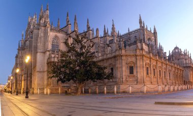 Eski ortaçağ katedralinin şafak vakti görünüşü. Sevilla. İspanya.