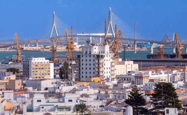 Güneşli bir günde, kuleden Cadiz 'in beyaz saraylarına manzaralı bir manzara. İspanya.