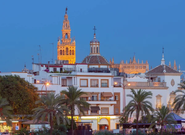 Çan Kulesinin Manzarası Şafak Vakti Eski Ortaçağ Katedralinin Kubbesi Sevilla — Stok fotoğraf