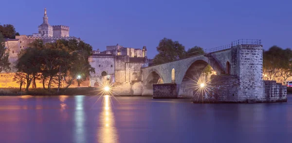 中世纪著名的圣贝内泽桥 日落时横跨罗纳河 Avignon 普罗旺斯 — 图库照片