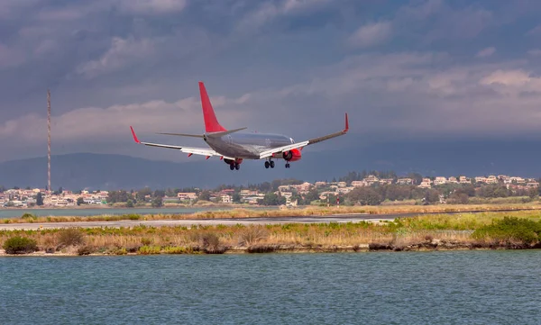 Samolot Pasażerski Przylatuje Międzynarodowe Lotnisko Słoneczny Poranek Korfu Grecja — Zdjęcie stockowe