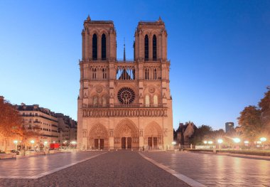 Ünlü Notre Dame Katedrali ve önündeki meydan şafakta. Paris mi? Fransa.