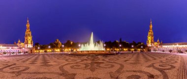 İspanya meydanının gece görüşü Sevilla 'da gece aydınlığında. Andadusia.