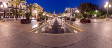 Şafak vakti, San Juan de Dios 'un merkez meydanının panoramik çekimi. İspanya. Endülüs.