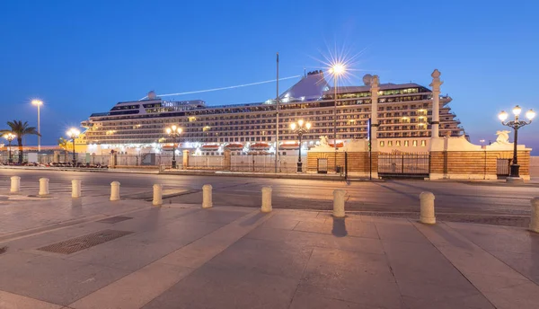 Großes Seeschiff Das Morgengrauen Hafen Von Cadiz Wasser Festgemacht Hat — Stockfoto