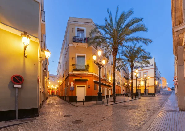 Scénický Pohled Tradiční Ulici Historické Části Cádizu Při Východu Slunce — Stock fotografie