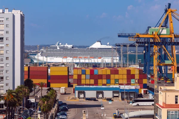 Bunte Seecontainer Frachtterminal Vor Dem Hintergrund Des Blauen Ozeans Und — Stockfoto