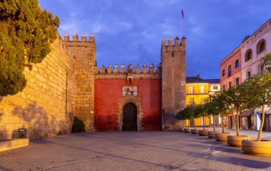 Şafakta Triumph Meydanı 'ndaki Alcazar kapısının görüntüsü. Sevilla. İspanya. Endülüs.