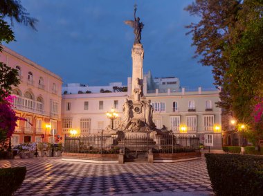 Sabahın erken saatlerinde fenerlerin ışığında Cadiz 'deki gezinti alanının manzarası. İspanya. Endülüs.