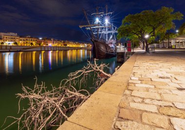 Geceleri şehir seti yakınlarında eski ahşap bir kervan. Sevilla. İspanya. Endülüs.