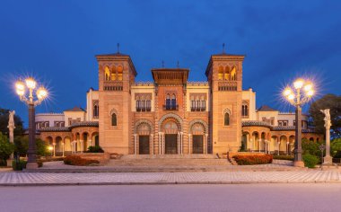 Günbatımında Arap süslemeleri olan eski bir binanın güzel yüzü. Sevilla. İspanya. Endülüs.