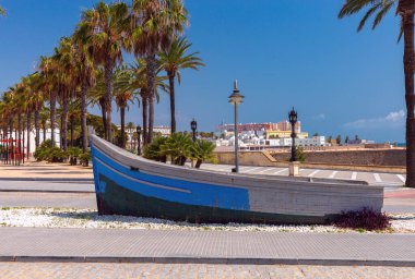 Güneşli bir günde Cadiz 'in rıhtımında büyük bir balıkçı teknesi. İspanya. Endülüs.
