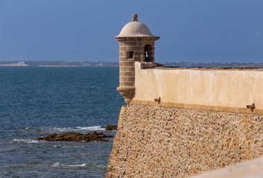 Cadiz 'in rıhtımındaki eski taş gözetleme kuleleri. İspanya. Endülüs.
