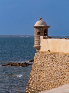 Cadiz 'in rıhtımındaki eski taş gözetleme kuleleri. İspanya. Endülüs.